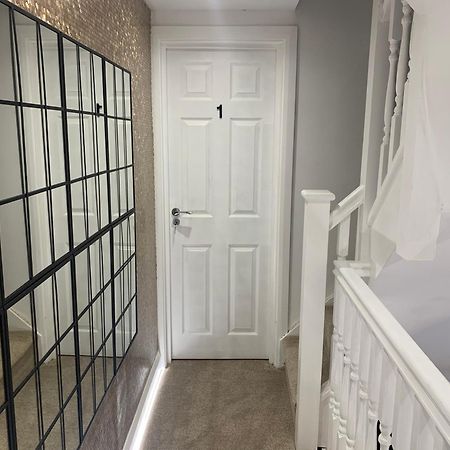 Air Conditioned Modern Double Bed Room With Private Attached Bathroom - Free Parking - Near London Heathrow Airport & Southall Broadway Kültér fotó