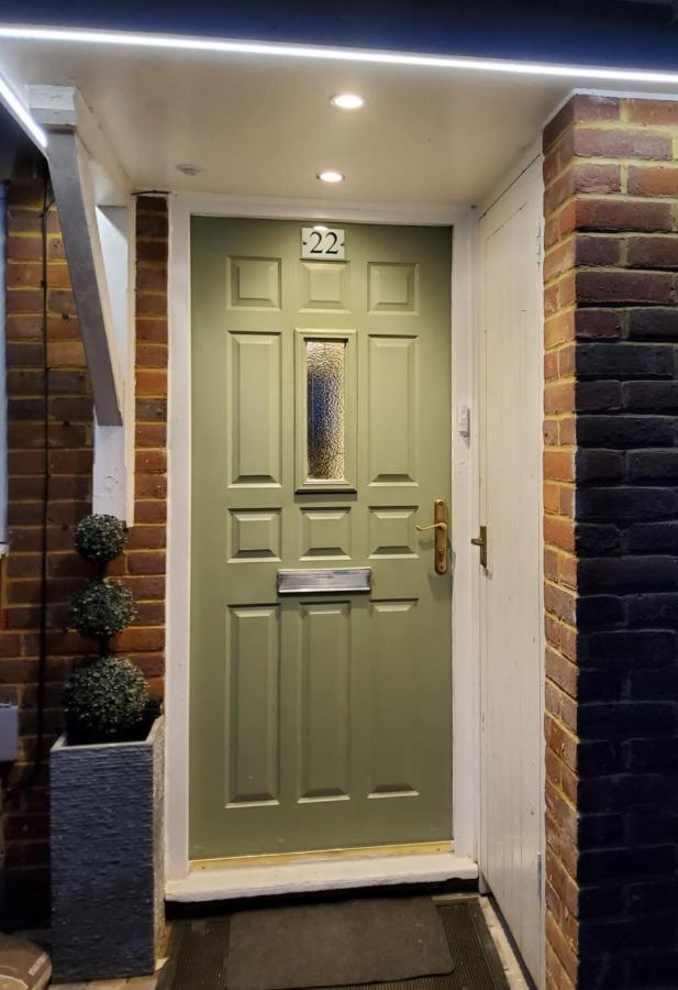 Air Conditioned Modern Double Bed Room With Private Attached Bathroom - Free Parking - Near London Heathrow Airport & Southall Broadway Kültér fotó