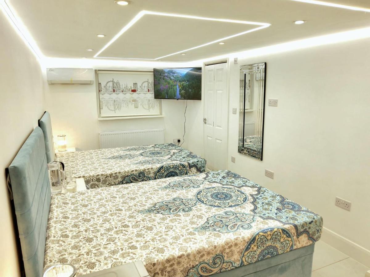 Air Conditioned Modern Double Bed Room With Private Attached Bathroom - Free Parking - Near London Heathrow Airport & Southall Broadway Kültér fotó
