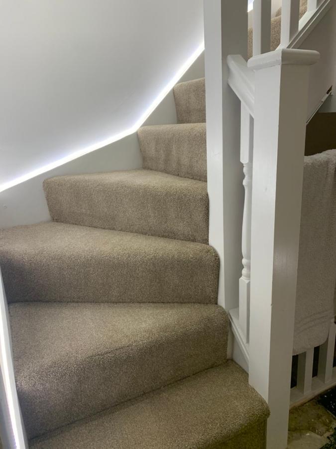 Air Conditioned Modern Double Bed Room With Private Attached Bathroom - Free Parking - Near London Heathrow Airport & Southall Broadway Kültér fotó