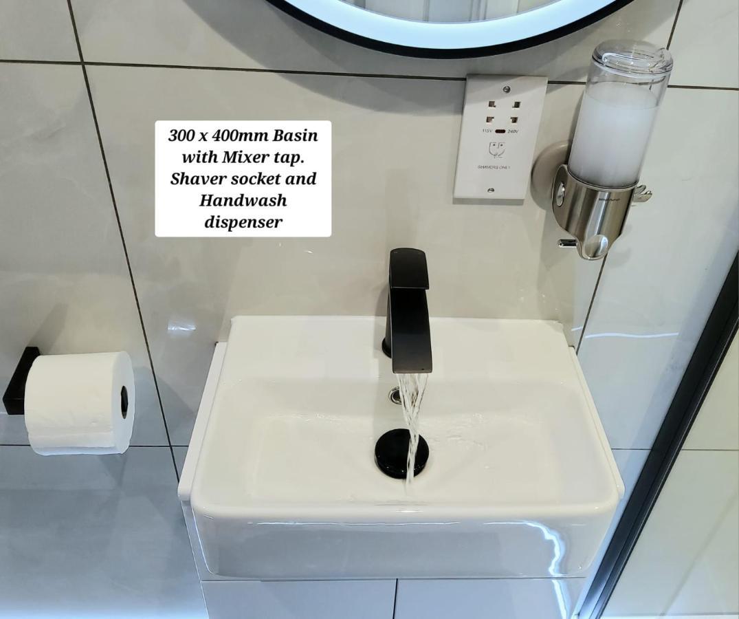 Air Conditioned Modern Double Bed Room With Private Attached Bathroom - Free Parking - Near London Heathrow Airport & Southall Broadway Kültér fotó