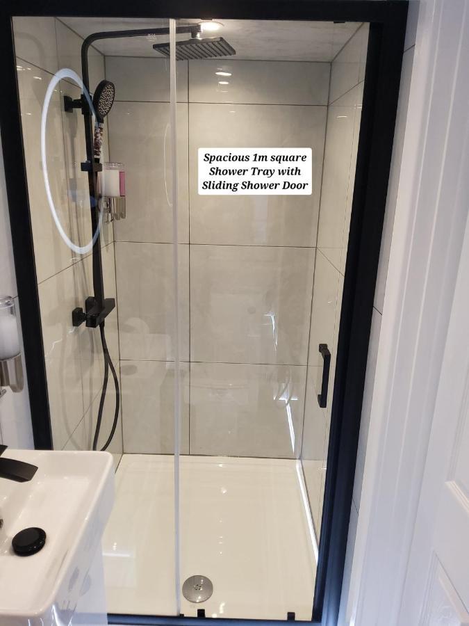 Air Conditioned Modern Double Bed Room With Private Attached Bathroom - Free Parking - Near London Heathrow Airport & Southall Broadway Kültér fotó