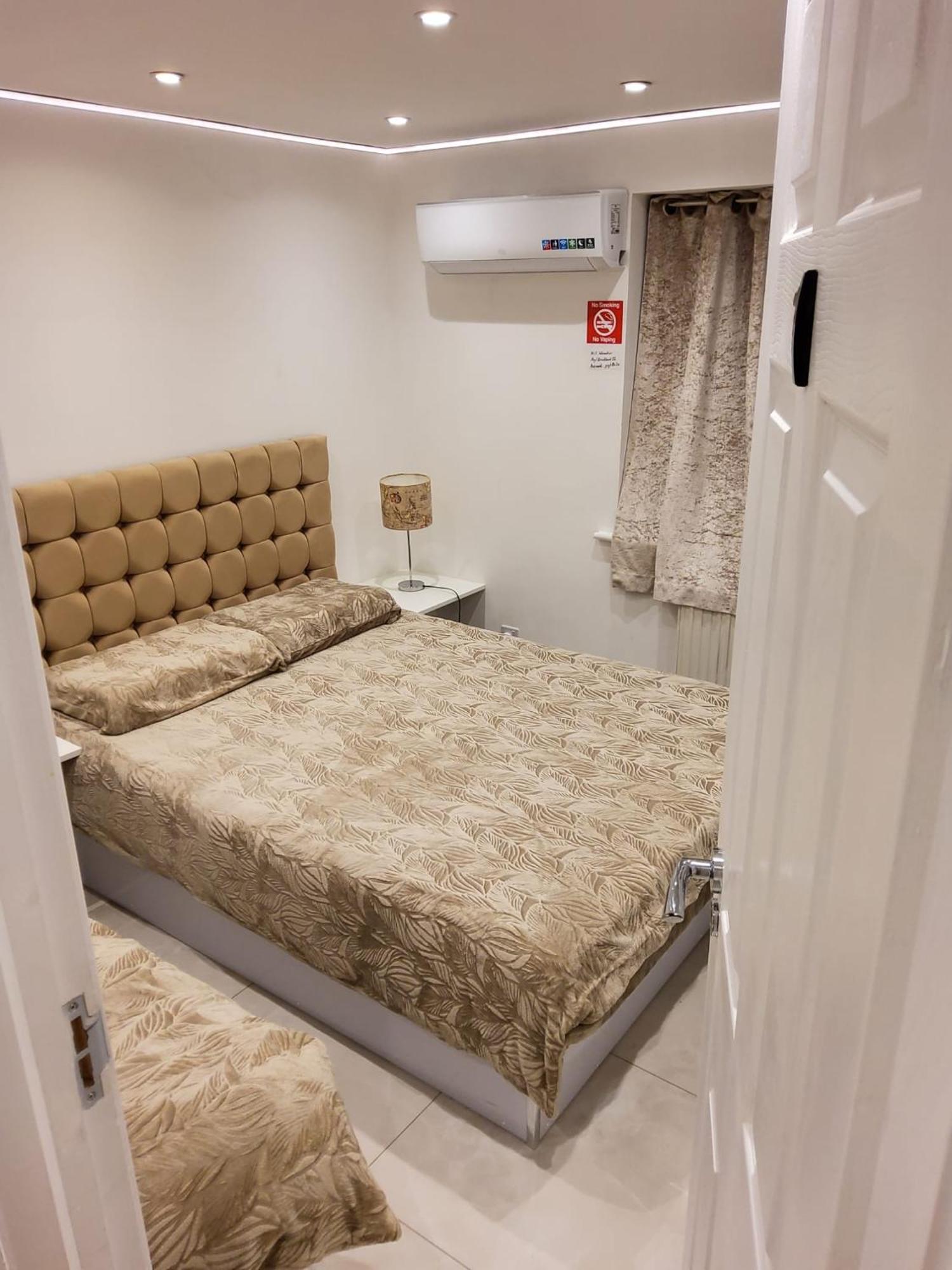 Air Conditioned Modern Double Bed Room With Private Attached Bathroom - Free Parking - Near London Heathrow Airport & Southall Broadway Kültér fotó