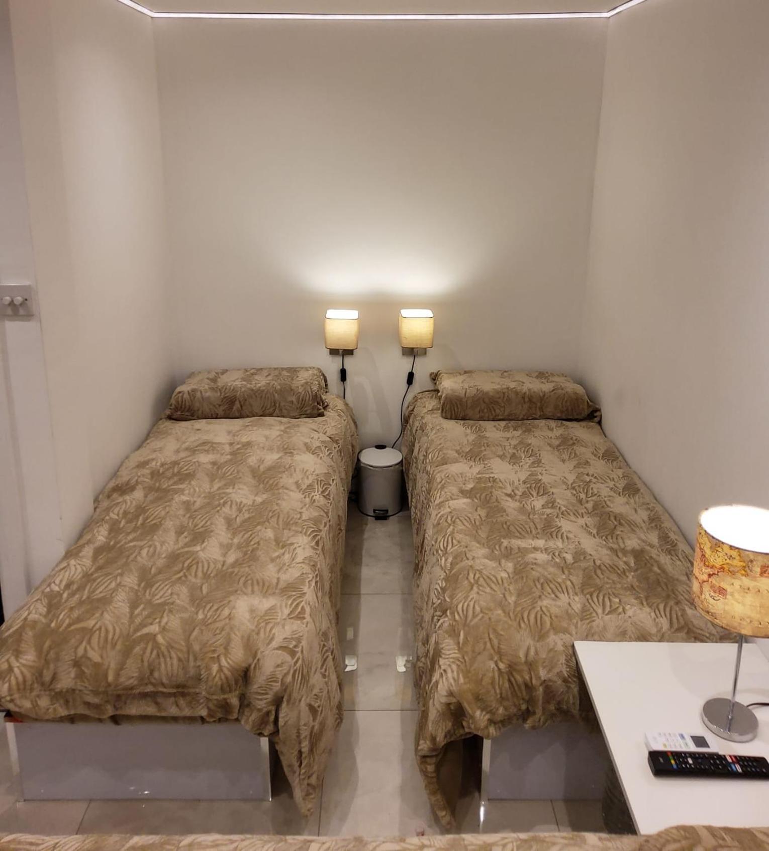 Air Conditioned Modern Double Bed Room With Private Attached Bathroom - Free Parking - Near London Heathrow Airport & Southall Broadway Kültér fotó