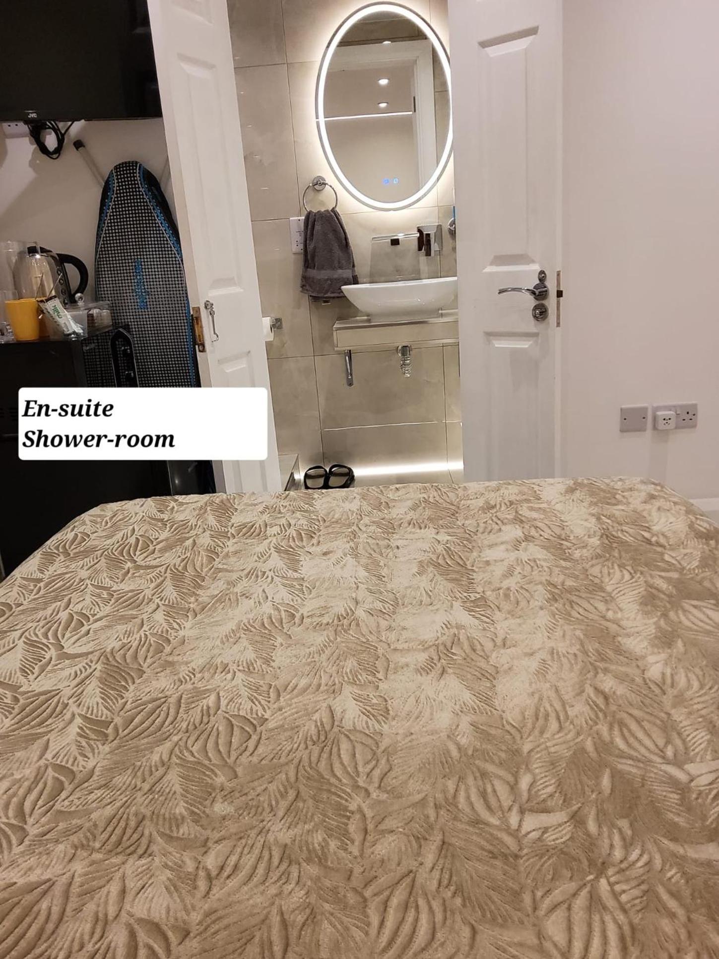 Air Conditioned Modern Double Bed Room With Private Attached Bathroom - Free Parking - Near London Heathrow Airport & Southall Broadway Kültér fotó